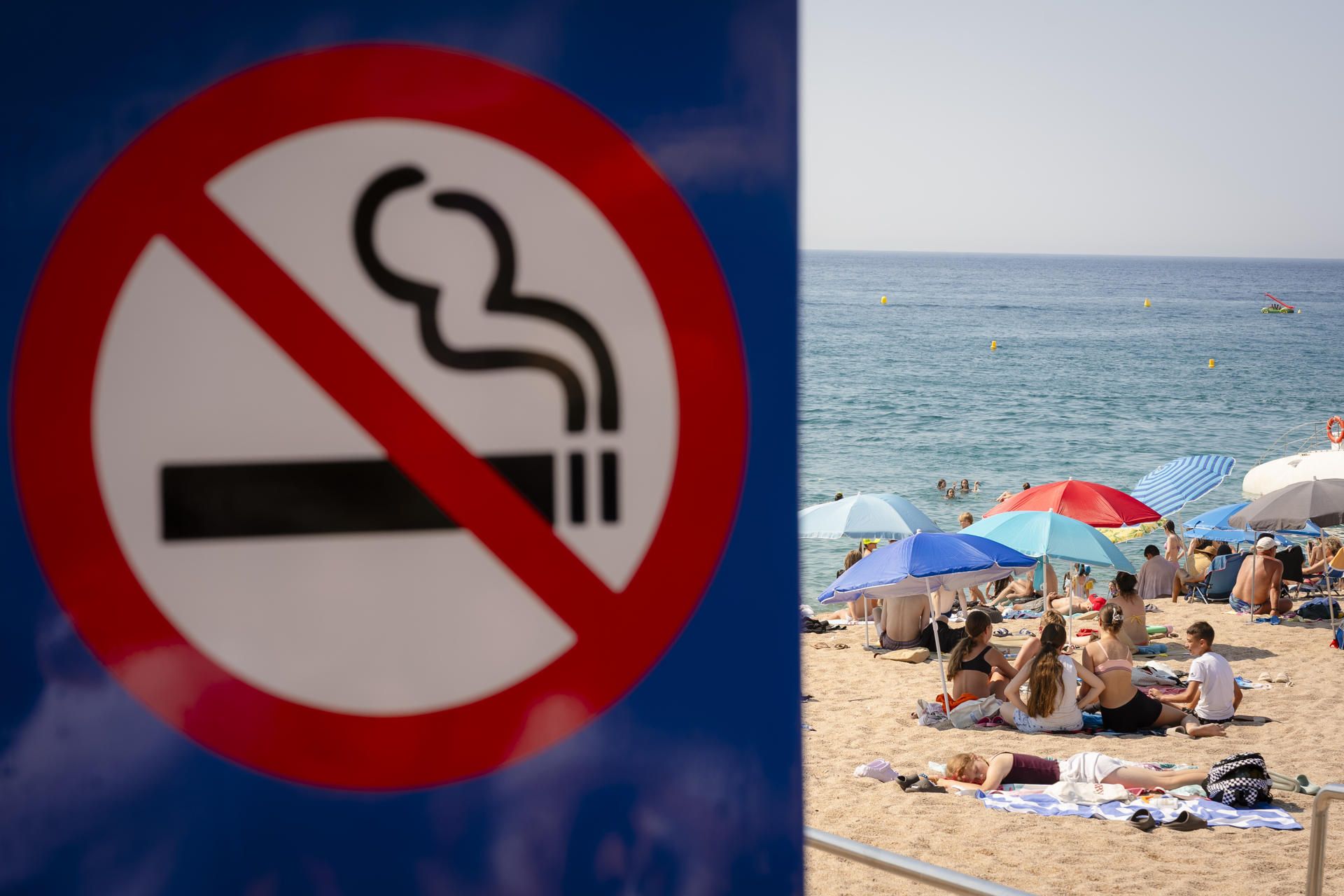 Sinal de prohibido fumar nunha praia