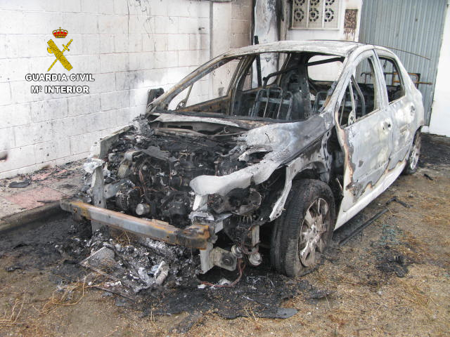 Vehículo incendiado en un acto vandálico