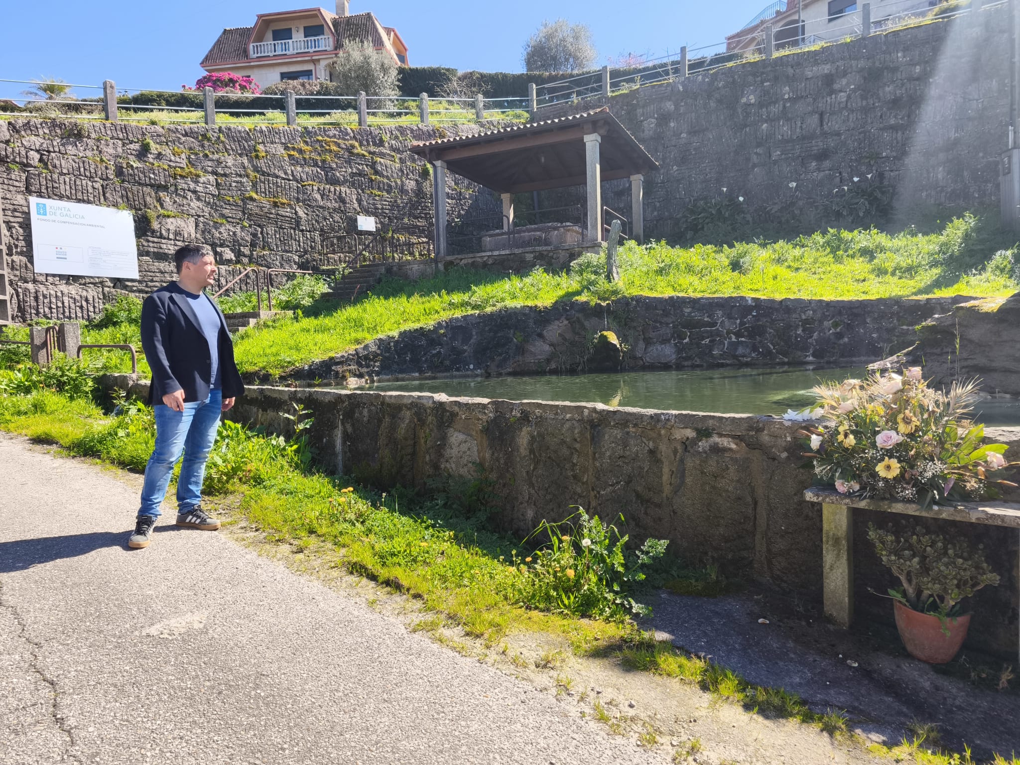 Manu Lourenzo en la plaza de la Poza do Souto, en Moreira