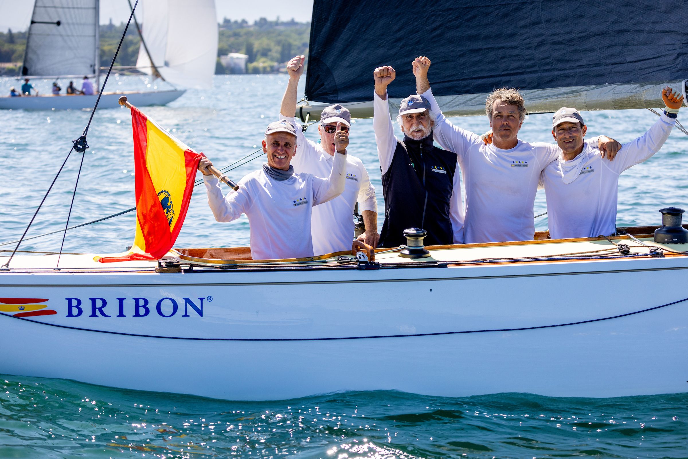 Tripulación do Bribón celebrando a vitoria no Europeo