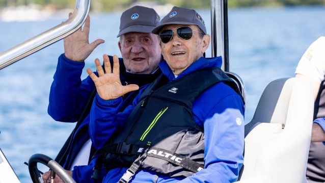 Juan Carlos I y Pedro Campos celebrando la victoria
