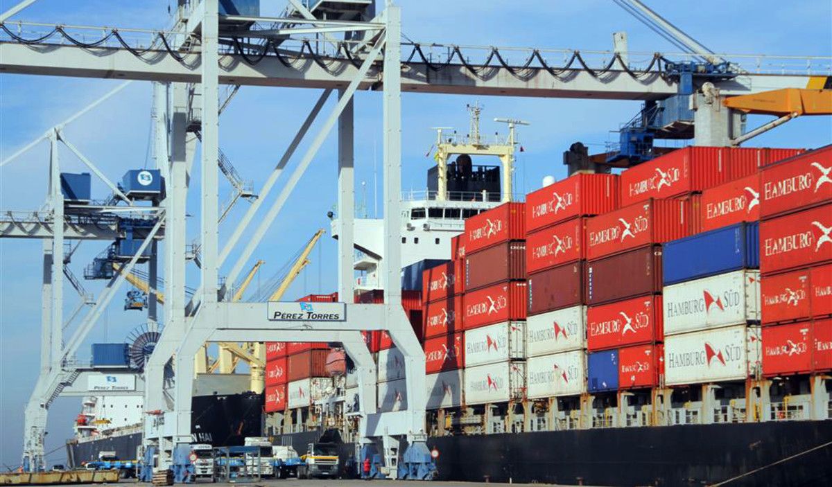 Descarga de contenedores en el Puerto de Marín