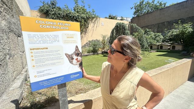 A concelleira Mónica Viqueira visita a colonia felina de Méndez Núñez-Fondo do Saco