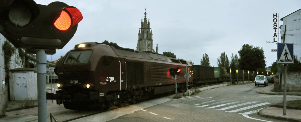 Tren cruzando pola Plaza dos Praceres