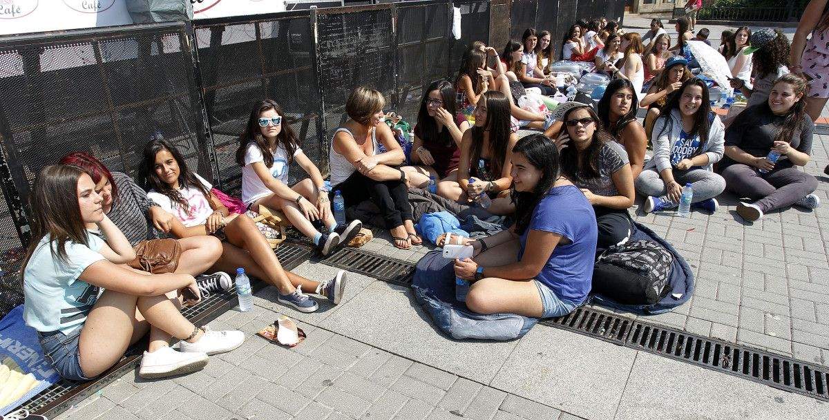 Fans de Abraham Mateo esperando ante el escenario de la Plaza de España