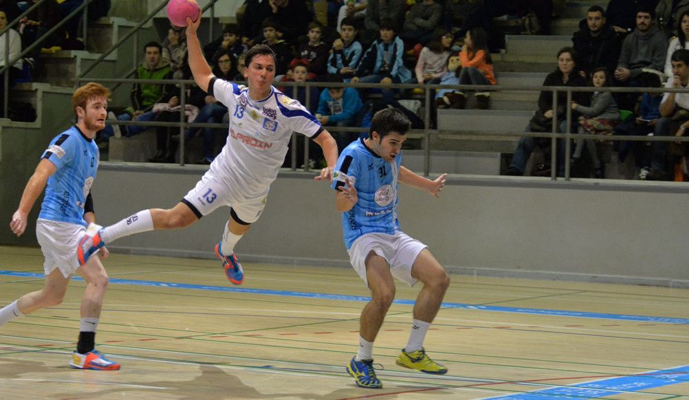 Guille Rial (derecha) durante el partido de la pasada temporada entre Cisne y Seis do Nadal