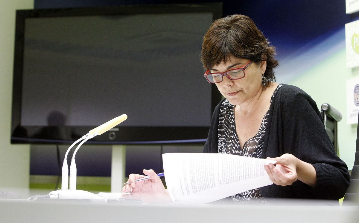 Carme da Silva, concelleira de Urbanismo, le o informe do Secretario sobre as propostas da oposición