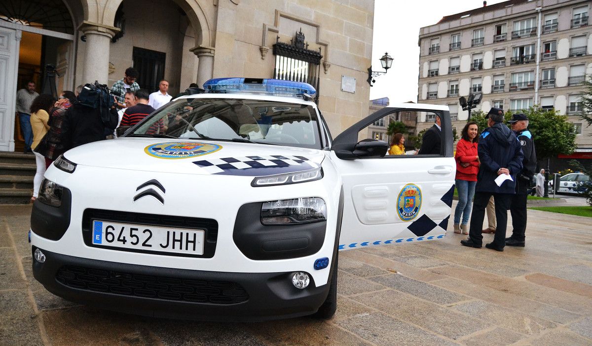 Entrega de un nuevo vehículo a la Policía Local de Marín