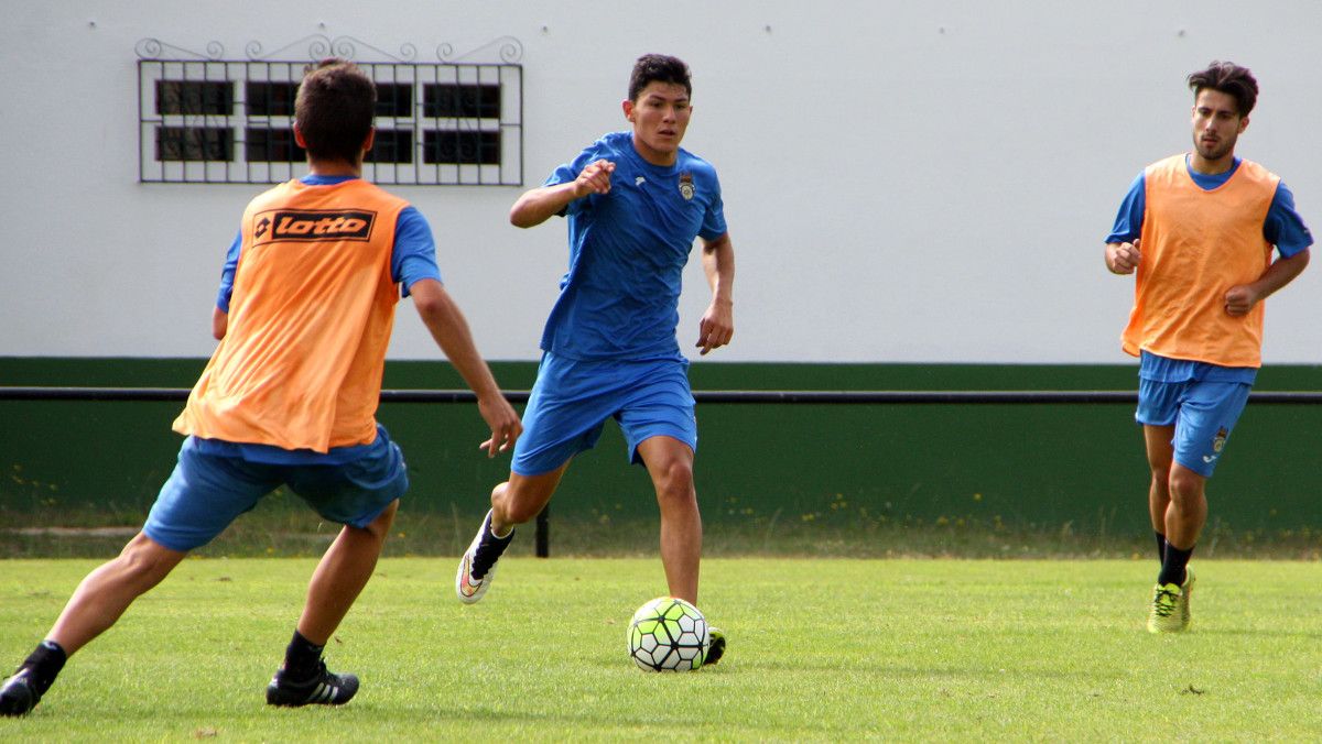 Miguel Loureiro durante un entrenamiento del Pontevedra en Poio