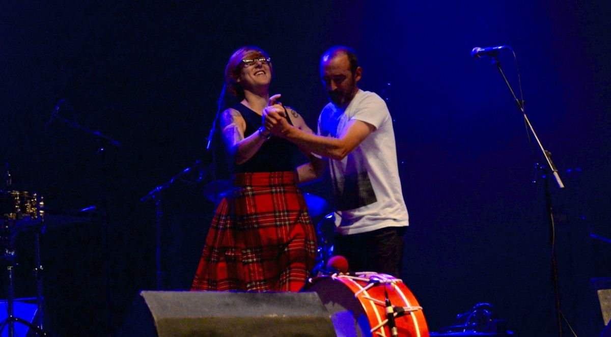 Concierto de Sés y Os Cempés en la Praza de España