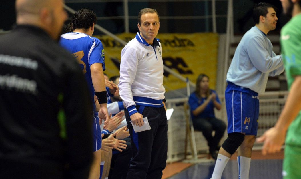 Quique Domínguez dirixindo un partido do Teucro