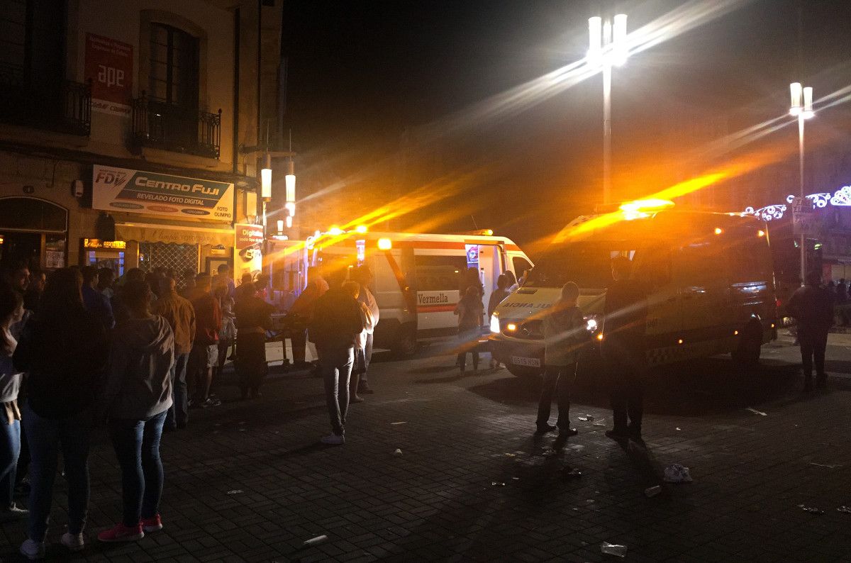 Ambulancias en la Plaza de España durante la noche de peñas