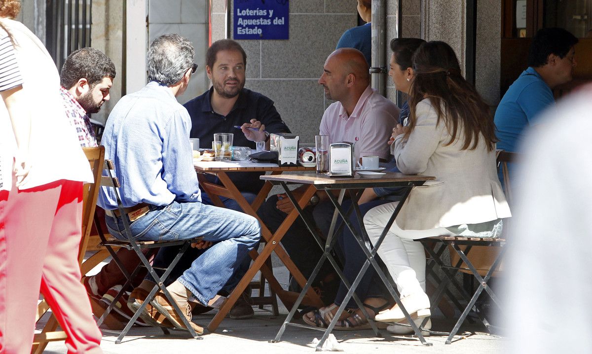 Concelleiros de PP, PSOE e Marea comparten un café