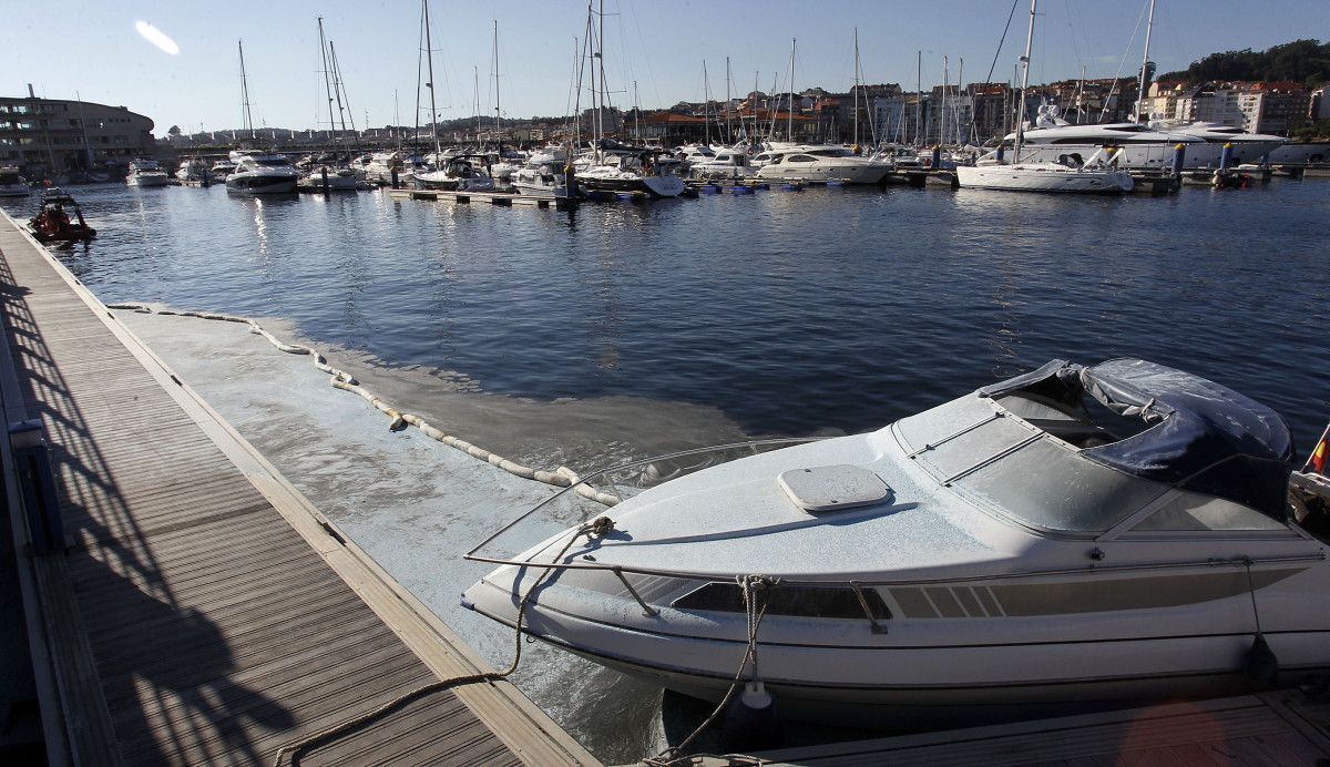 Embarcación incendiada en el puerto deportivo de Sanxenxo