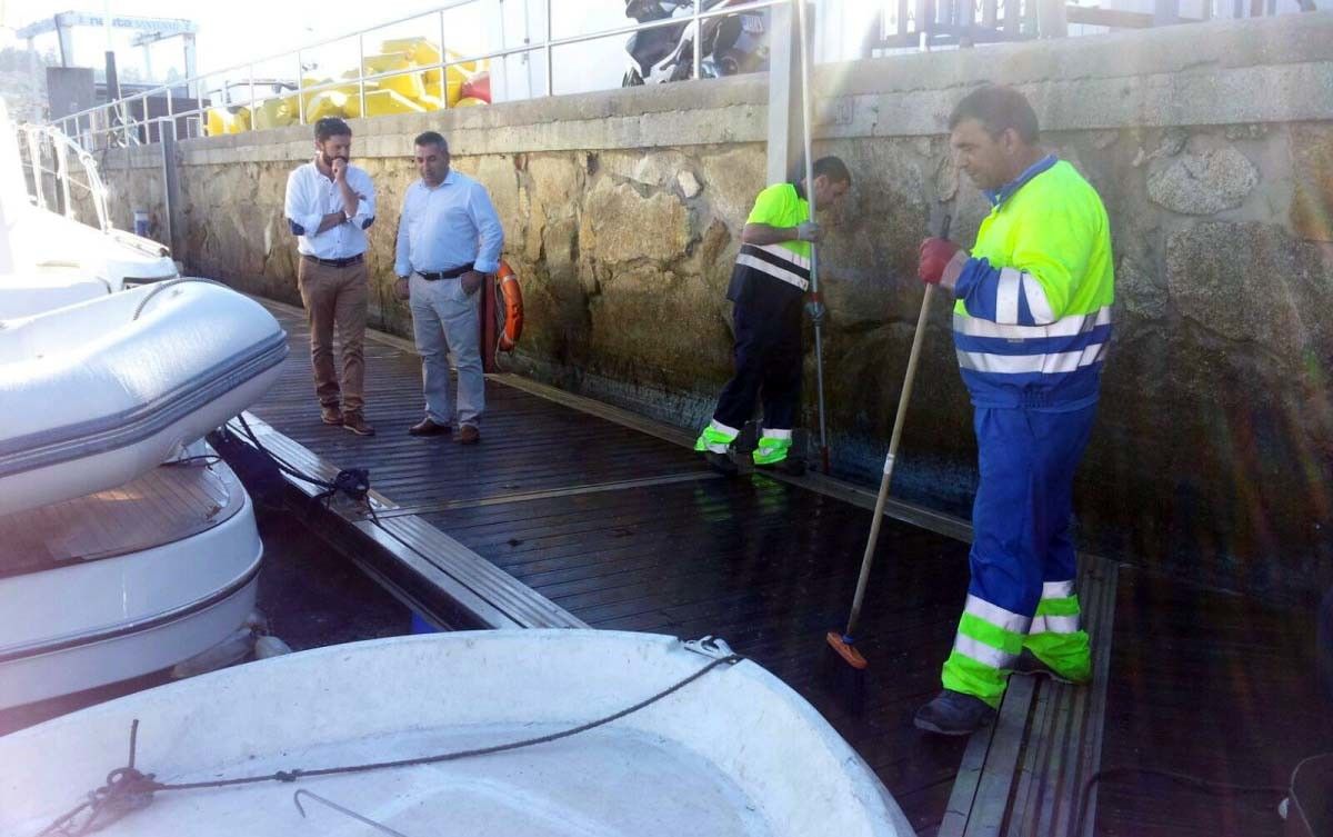Traballos de limpeza no porto de Sanxenxo logo do incendio