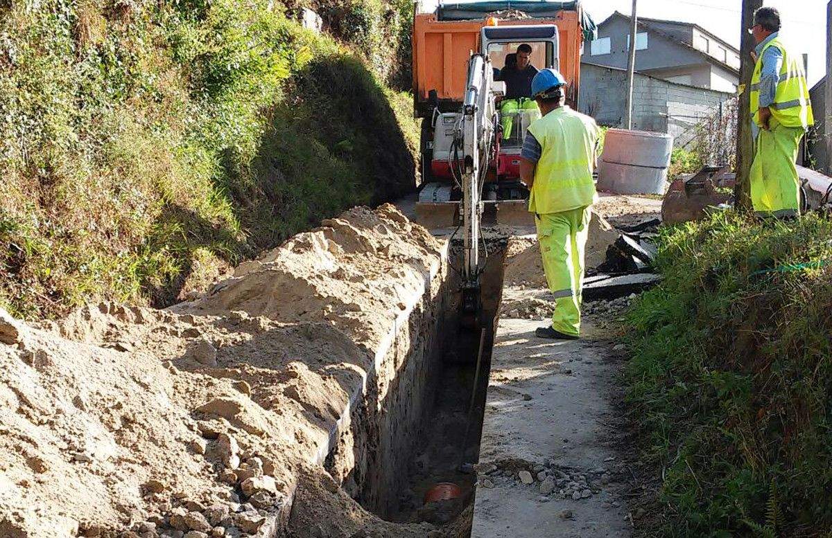 Obras de saneamento en Pereiro e Cadrelo