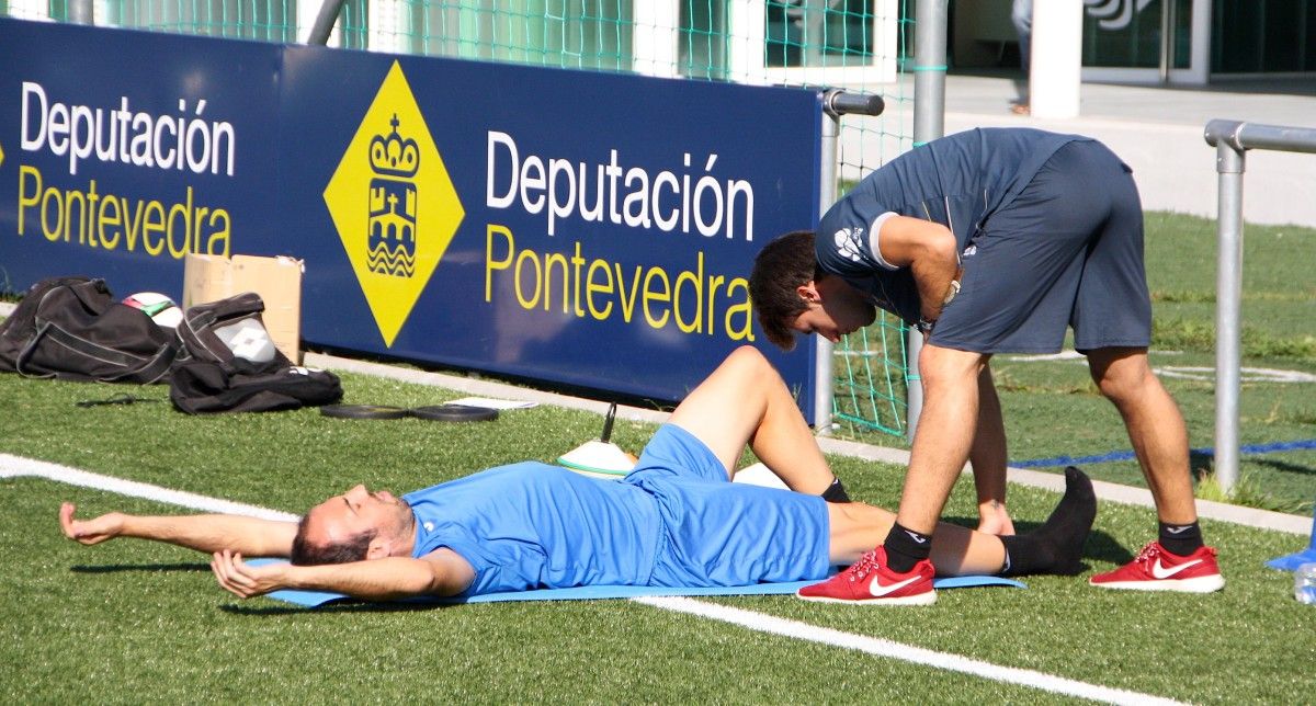 Jacobo trabajando con el fisioterapeuta Manu Barros en Príncipe Felipe