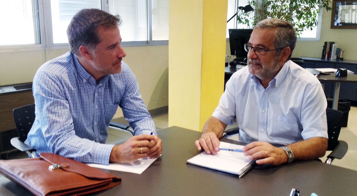 Xuntanza entre Jacobo Moreira e José Manuel González, xerente do CHOP
