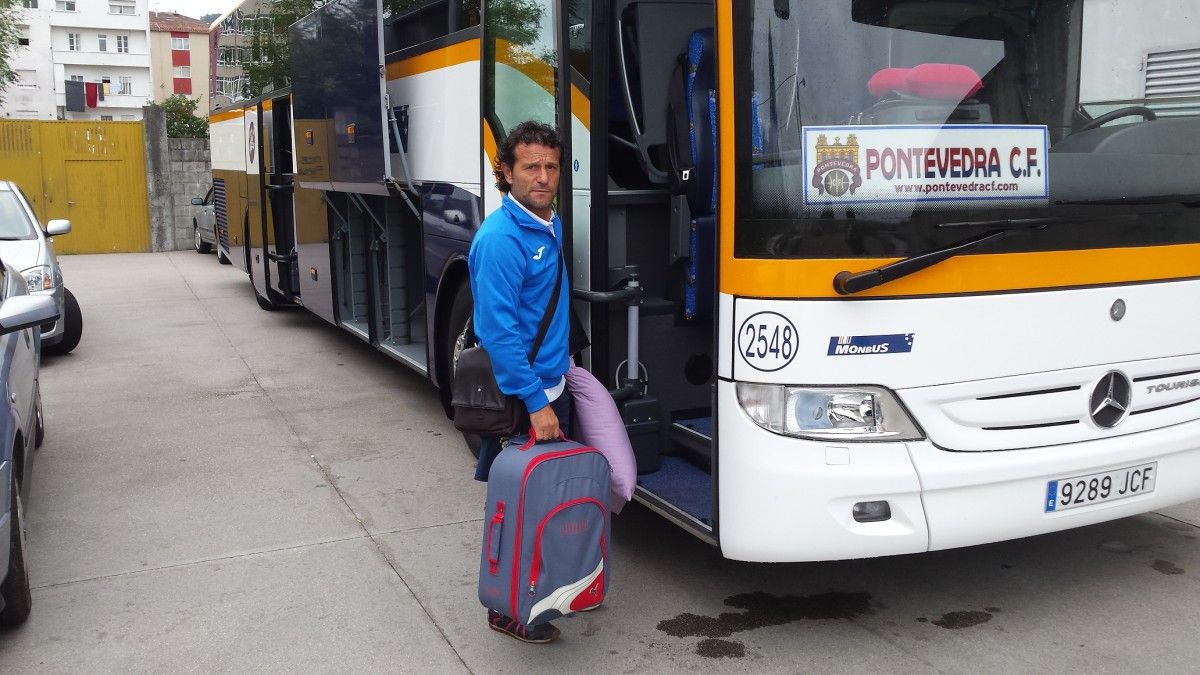 Luisito subiendo al autobús que les traslada a Cáceres Luisito subiendo al autobús que les traslada a Cáceres