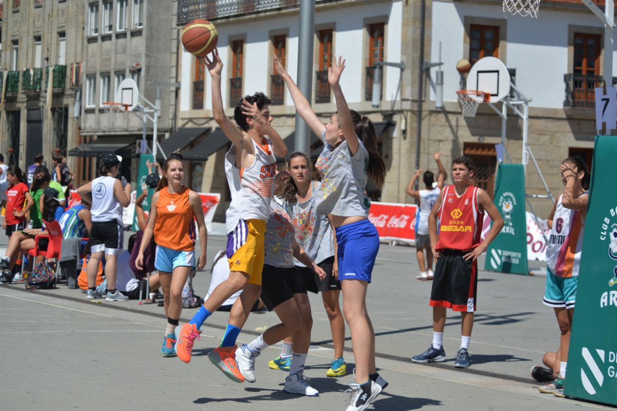 Torneo 3x3 urbano organizado polo Arxil na praza de España