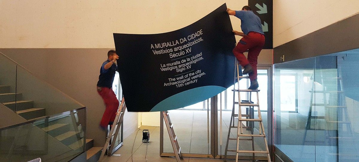 Trabajos de colocación de la nueva rotulación del Sexto Edificio