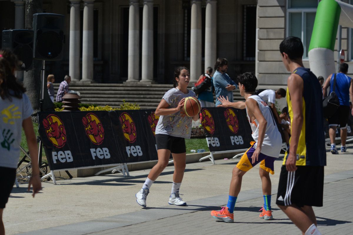 Torneo 3x3 urbano organizado polo Arxil na praza de España