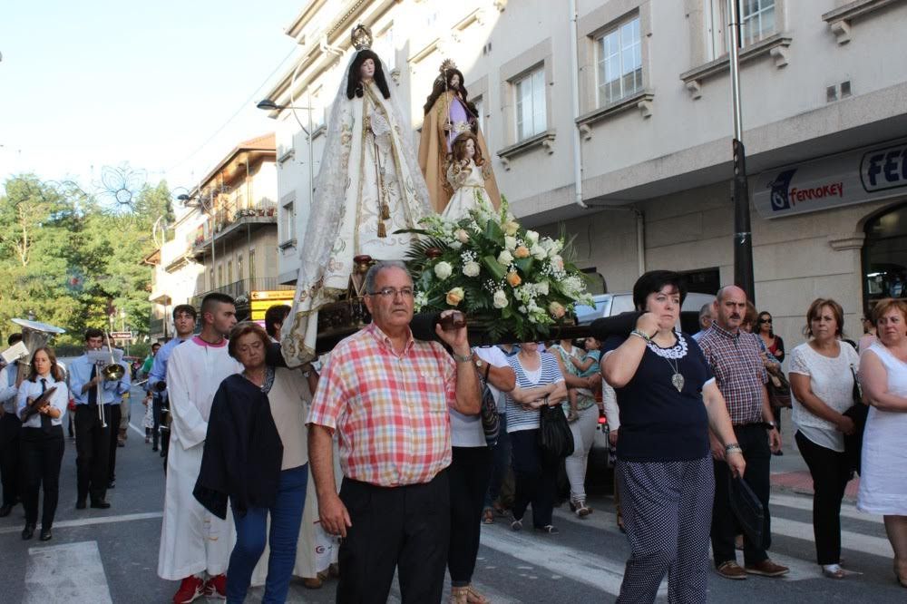 Procesión en honor a la Virgen de los Dolores en Ponte Caldelas