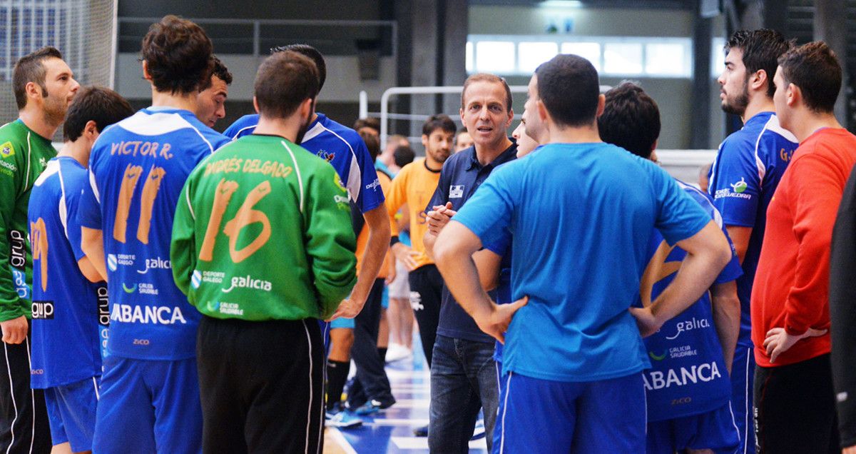 Equipo do Teucro durante un compromiso de pretempada