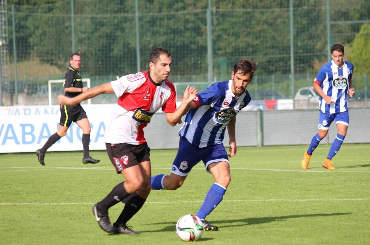 Fran Fandiño nunha xogada do partido entre Deportivo B e Arosa en Abegondo
