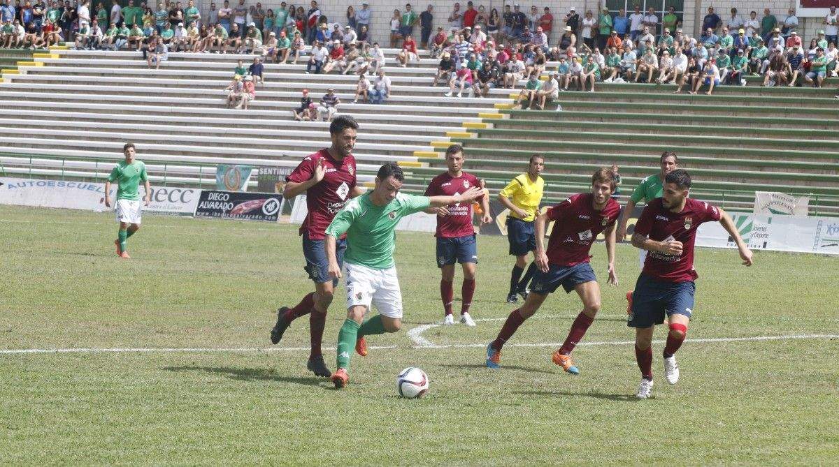 Un momento del partido Cacereño-Pontevedra en el Estadio Príncipe Felipe Un momento del partido Cacereño-Pontevedra en el Estadio Príncipe Felipe