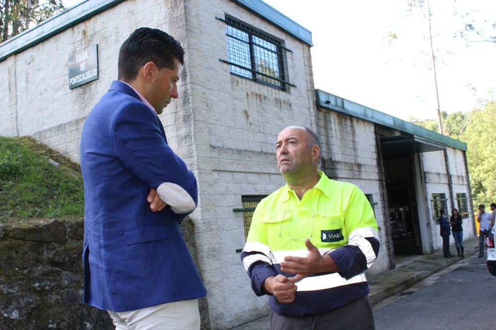 El alcalde de Ponte Caldelas, Andrés Díaz, visita las instalaciones de la depuradora cedida a la Xunta