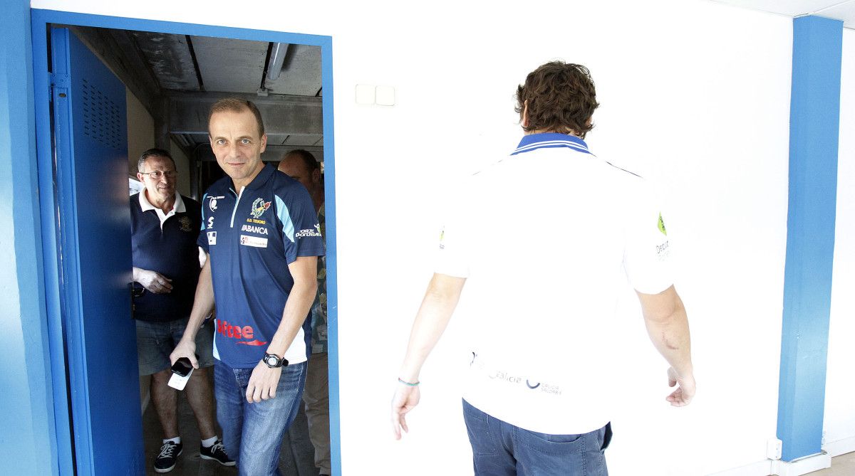 Quique Domínguez entrando na sala de prensa do Municipal