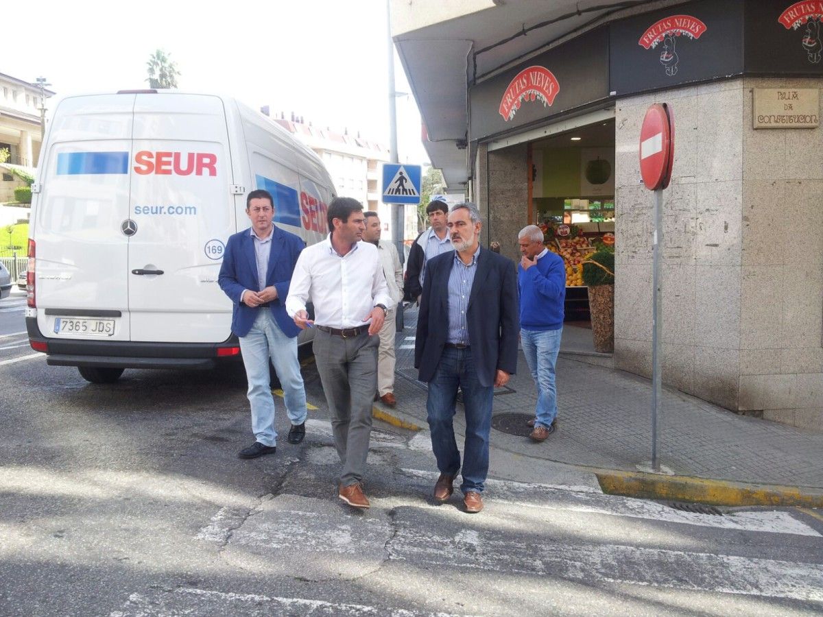 Gonzalo Pita e José Manuel Cores Tourís revisando o estado da PO-308