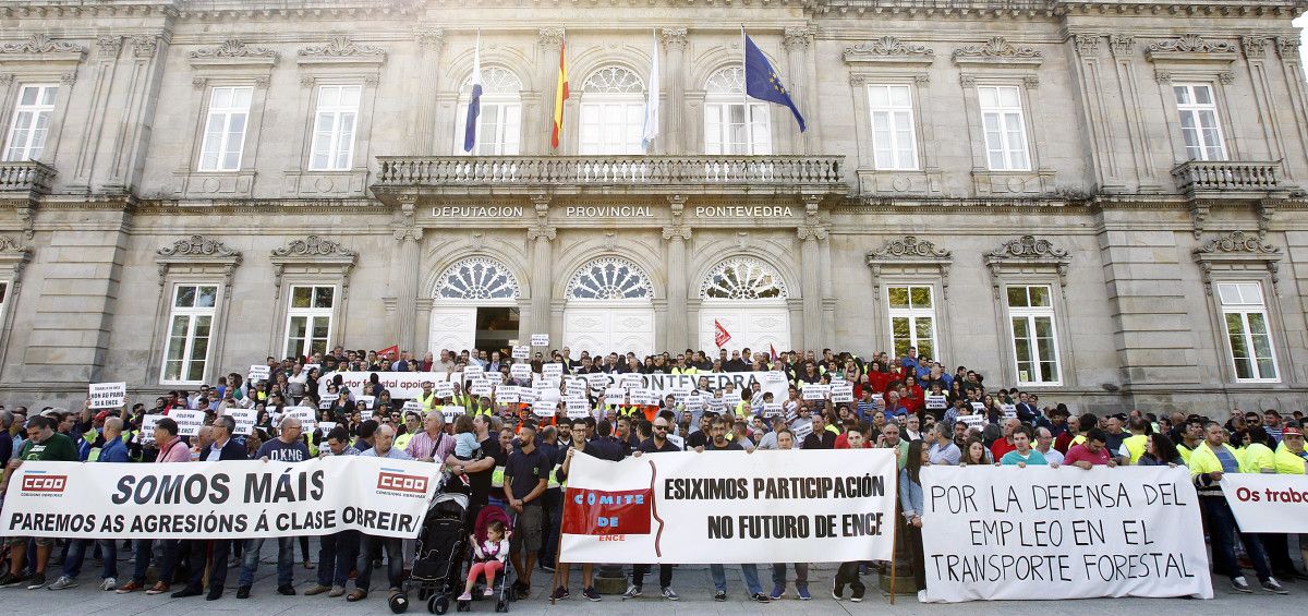 Trabajadores de Ence y de empresas auxiliares en el pleno de la Deputación