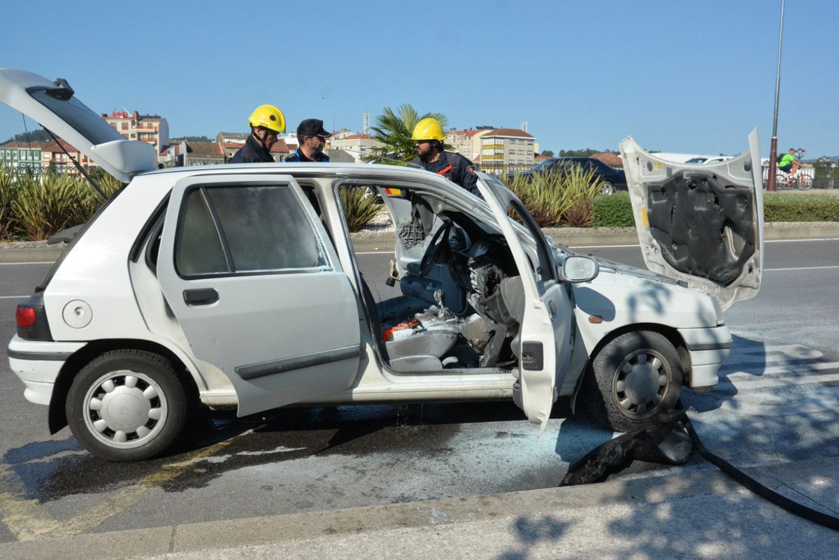 Coche incendiado en las proximidades del puente de O Burgo Coche incendiado en las proximidades del puente de O Burgo