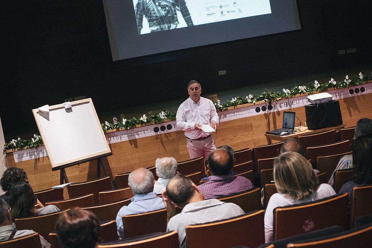 Charla de Salvador Castro en el FICBUEU 2015