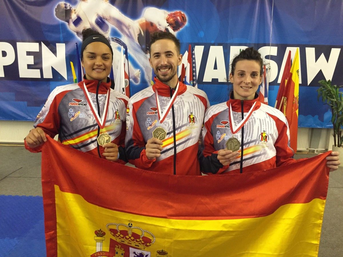 Lúa Piñeiro (derecha) con la medalla de oro lograda en el Open de Polonia
