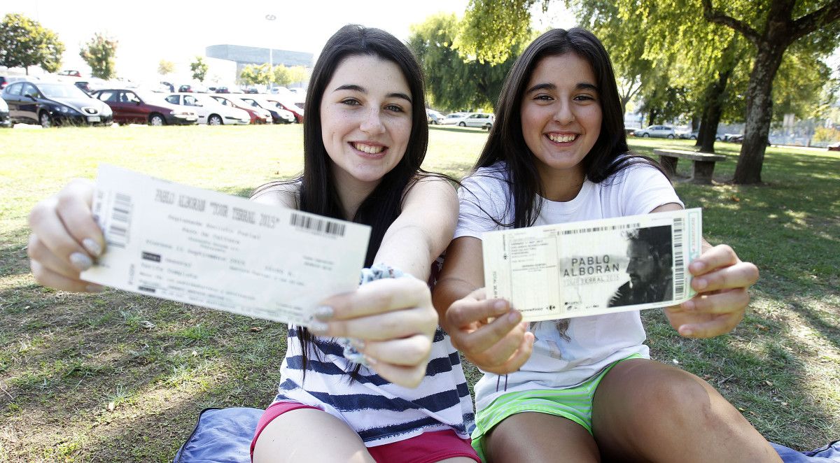  Nerea e Miriam acampan para ser as primeiras da cola no concerto de Pablo Alborán 