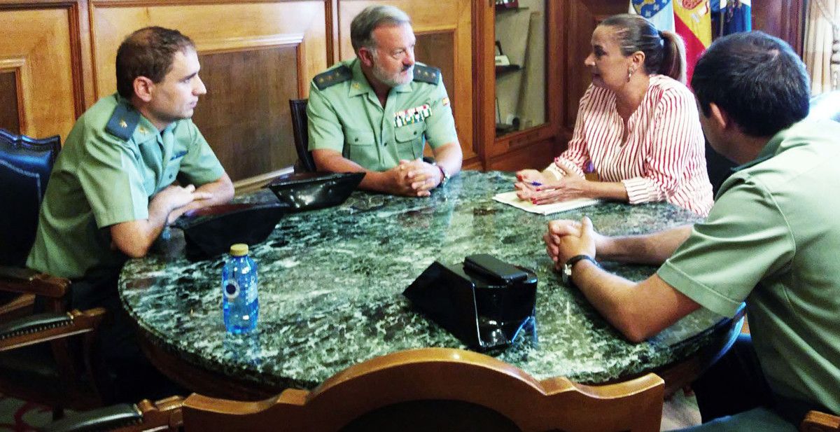 El coronel de la Guardia Civil de Pontevedra, Miguel Estévez Lara, en su visita a la presidenta de la Deputación, Carmela Silva El coronel de la Guardia Civil de Pontevedra, Miguel Estévez Lara, en su visita a la presidenta de la Deputación, Carmela Silva