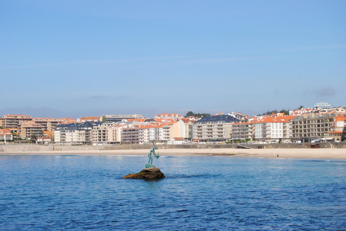 Vista da praia de Silgar (Sanxenxo) desde o porto deportivo Juan Carlos I