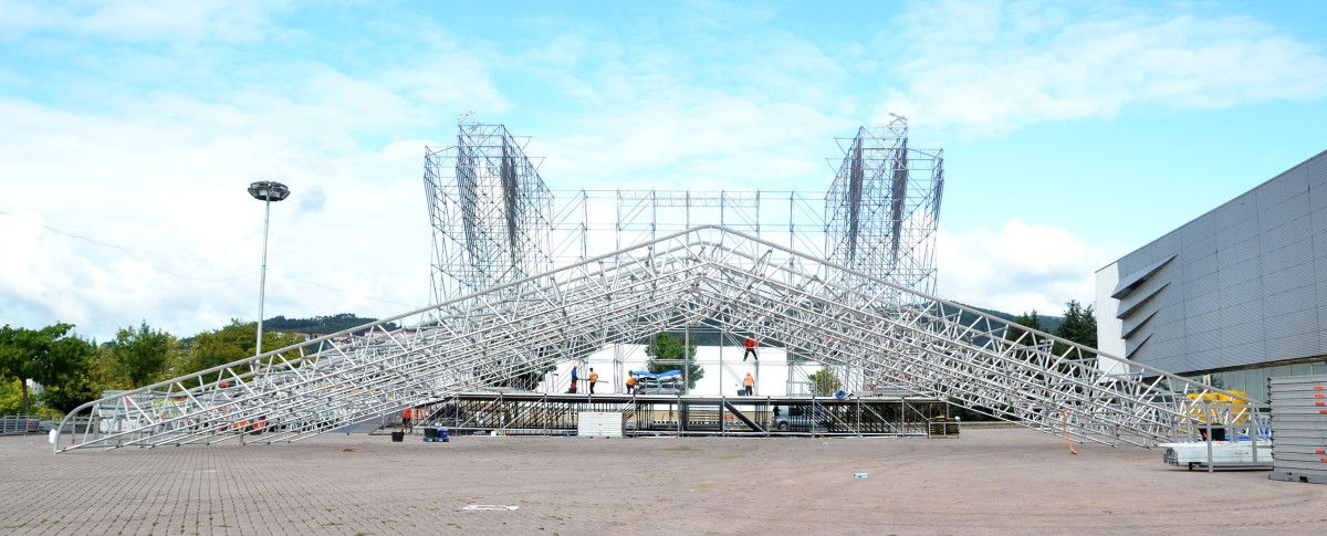 Trabajos de montaje del escenario para el concierto de Pablo Alborán