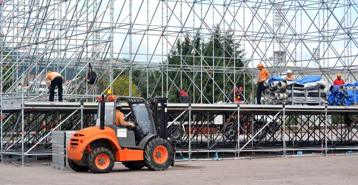 Trabajos de montaje del escenario para el concierto de Pablo Alborán