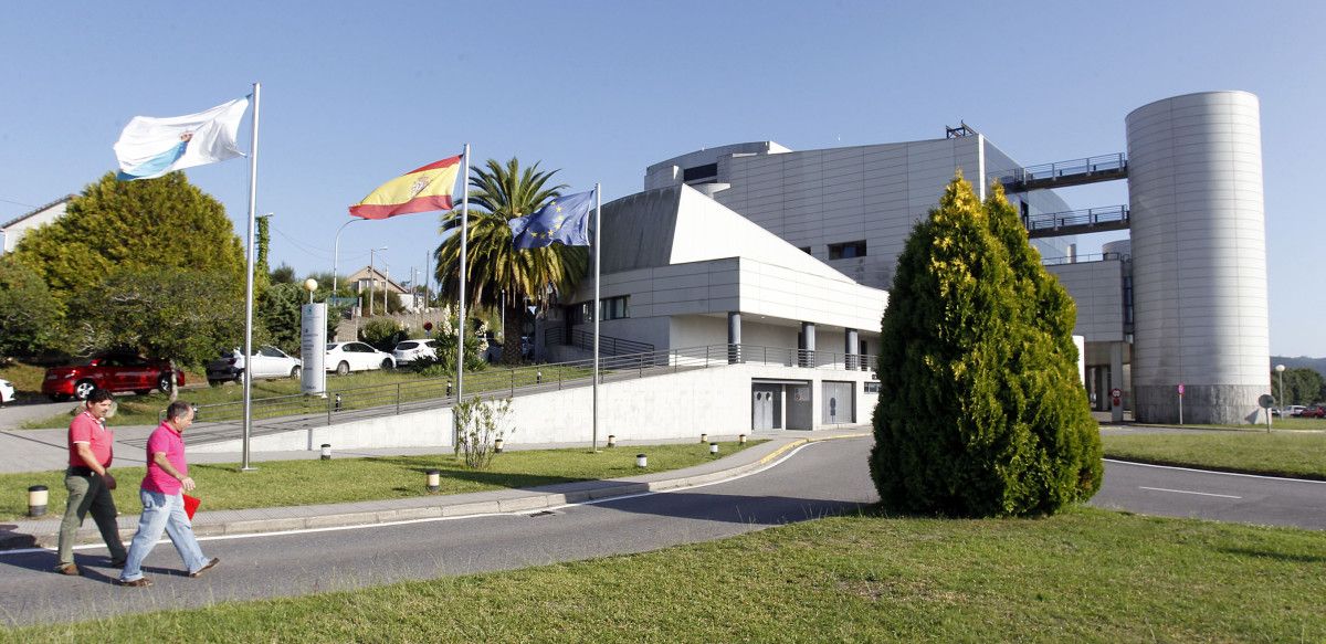 Concentración de los vecinos de Mourente ante el Hospital Montecelo