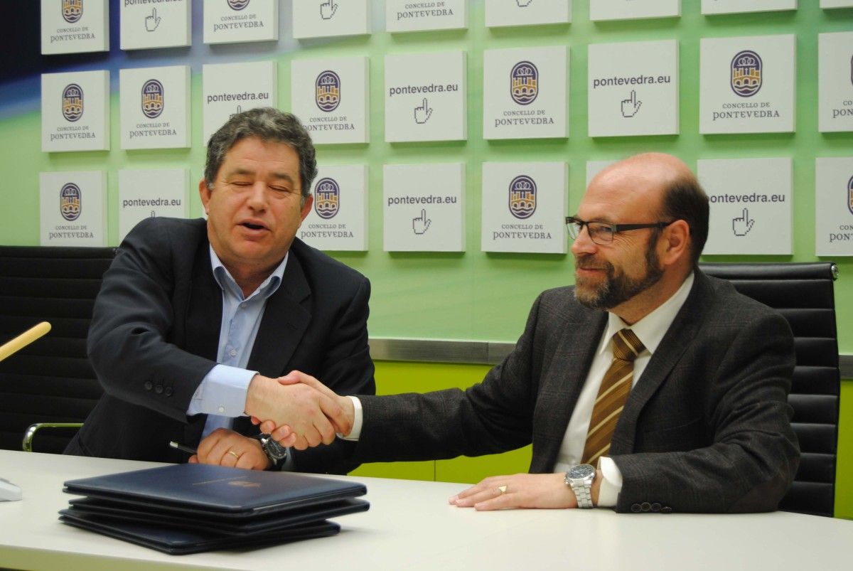 Firma del convenio entre el Concello de Pontevedra y la Asociación músico cultural San Martiño de Salcedo