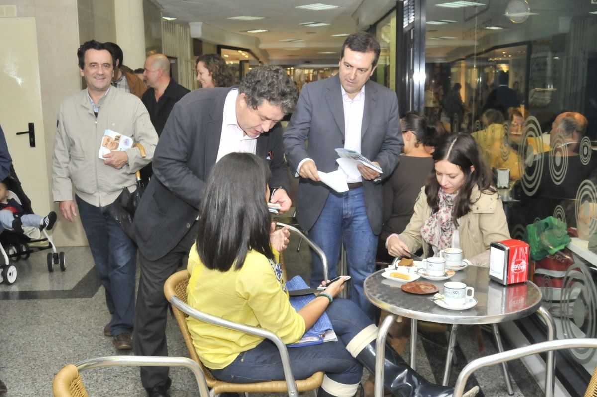 Miguel Fernández Lores, Luís Bará e membros do grupo municipal do BNG repartiron propaganda electoral pola cidade Miguel Fernández Lores, Luís Bará e membros do grupo municipal do BNG repartiron propaganda electoral pola cidade