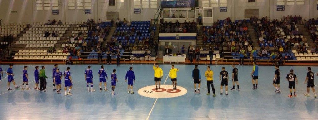 Go Fit e Teucro saúdan ao público antes de comezar o partido na Albericia
