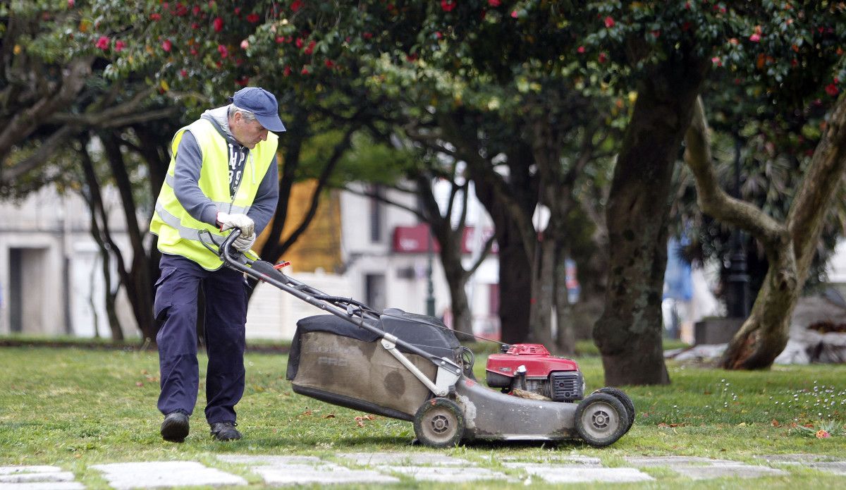 Trabajador do servicio de mantemento de xardíns de Pontevedra 