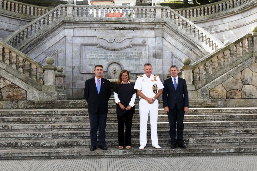 Visita de Carmela Silva á Escola Naval de Marín