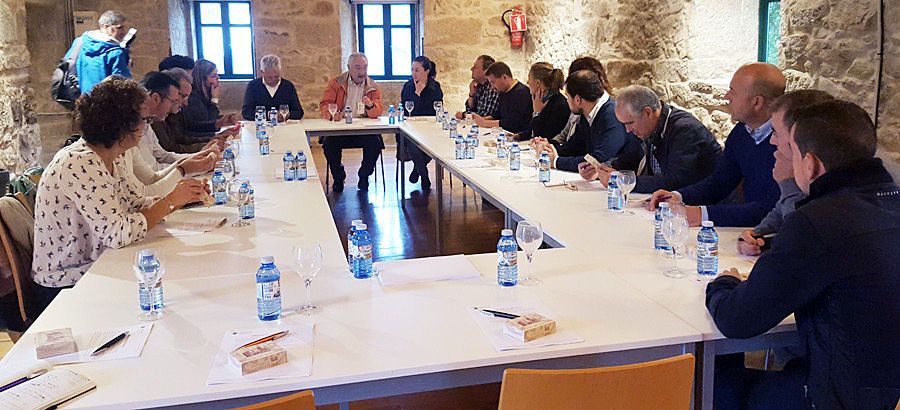 Reunión en el Casal de Ferreirós de alcaldes de la comarca de Pontevedra con la Deputación
