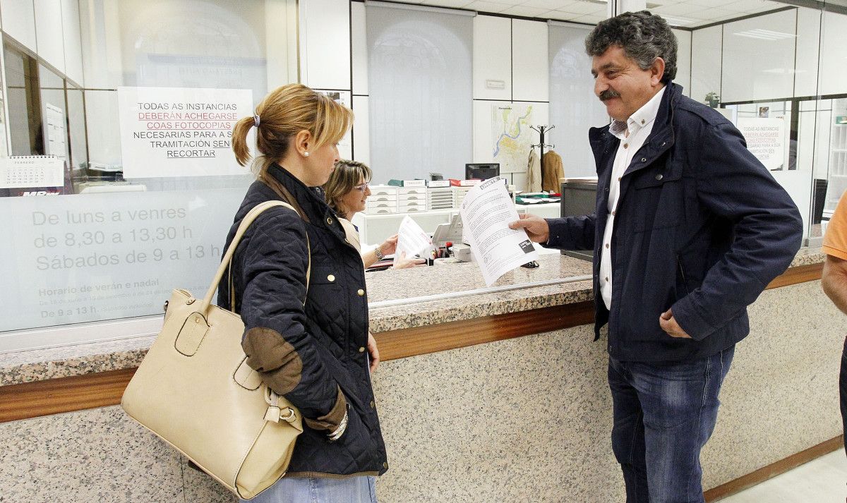 Os representantes dos traballadores de Ence presentan a solicitude para intervir no pleno